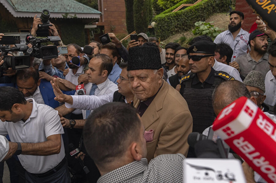 Hindistan kontrolündeki Keşmir'de yerel yönetim seçimlerinde partinin liderliğini kutlayan Ulusal Konferans partisi lideri Faruk Abdullah (ortada, siyah şapka takıyor).