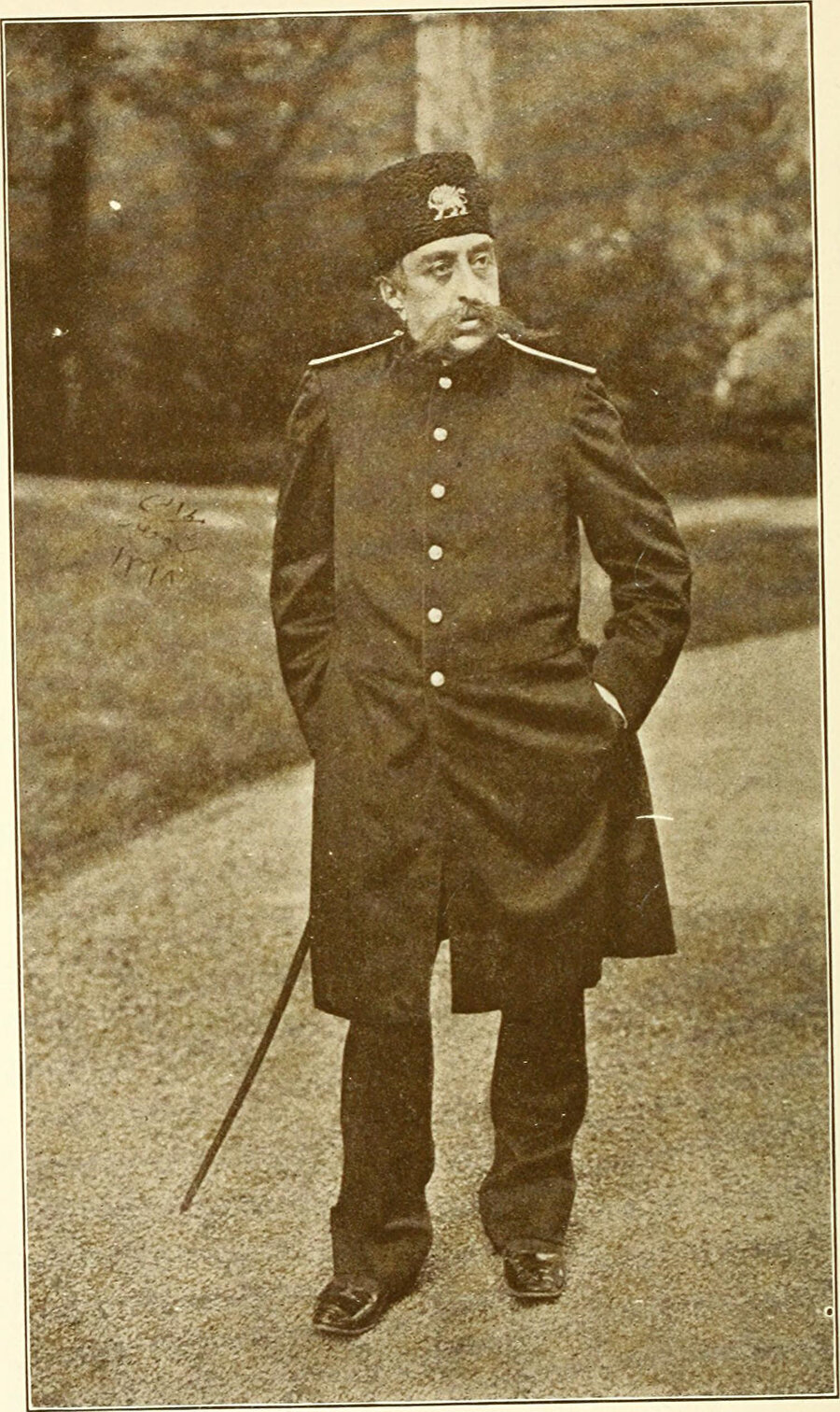 Kaçar Hanedanı'ndan Nâsırüddin Şah'ın oğlu Muzaffereddin Şah, 1896-1907 yılları arasında İran şahı olarak hüküm sürdü.