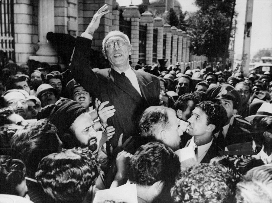 İran'daki İngiliz petrol tesislerinin millîleştiren ve başbakanlığı sırasında Şah Muhammed Rıza Pehlevî'yle büyük bir iktidar çekişmesi yaşayan Muhammed Musaddık, 1951 yılında İran Başbakanlığına geldi ve 1953 yılında darbe ile görevden uzaklaştırıldı.