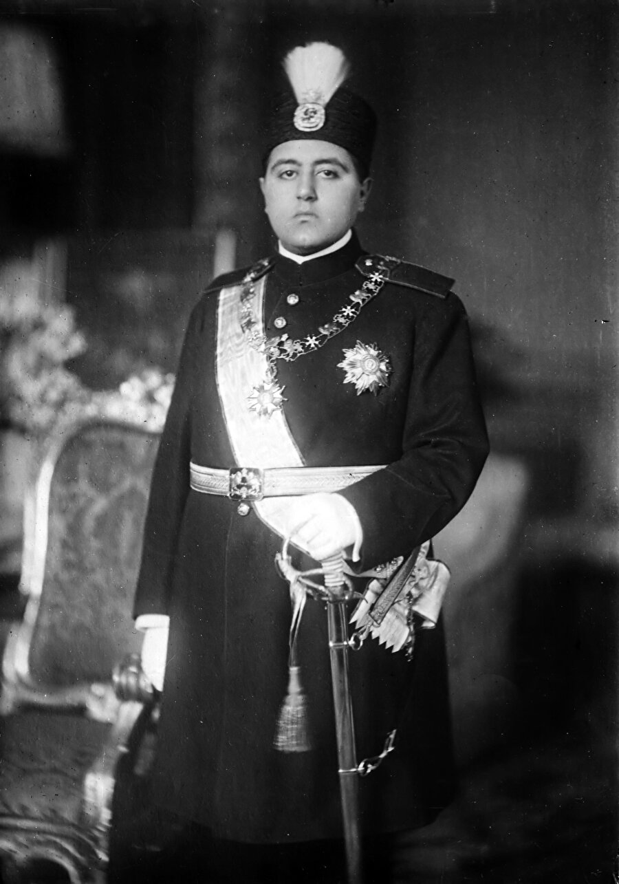 1909 - 1925 yılları arasında görevde bulunan Kaçar Şahı Ahmed Han. 