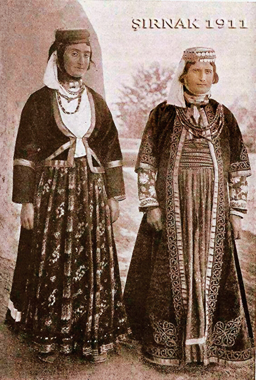 Geleneksel kıyafetleriyle Kürt kadınları, Şırnak, 1911.