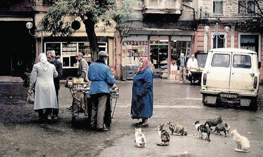 Akraba tıpkı anne-baba ve komşu gibi seçmediğimiz bir diğer, üçüncü yakınımızdır.