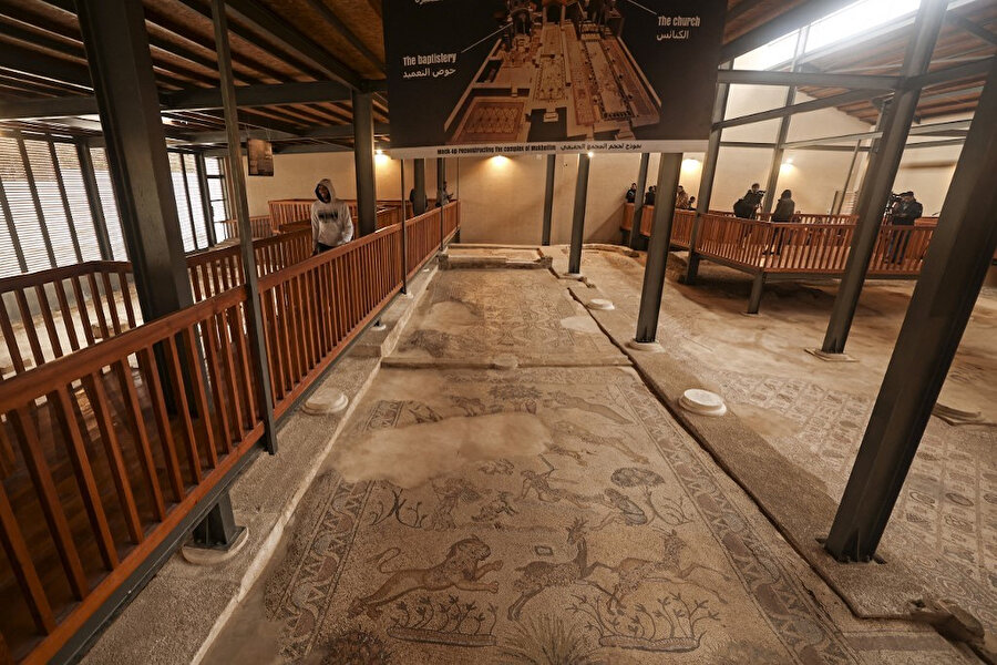 Gazze Şeridi'nin kuzeyindeki Cibaliya'da Mukheitim arkeolojik alanının açılışı sırasında sergilenen Bizans kilisesinin kalıntıları, 24 Ocak 2022.