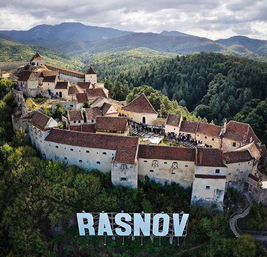 Raşnov.