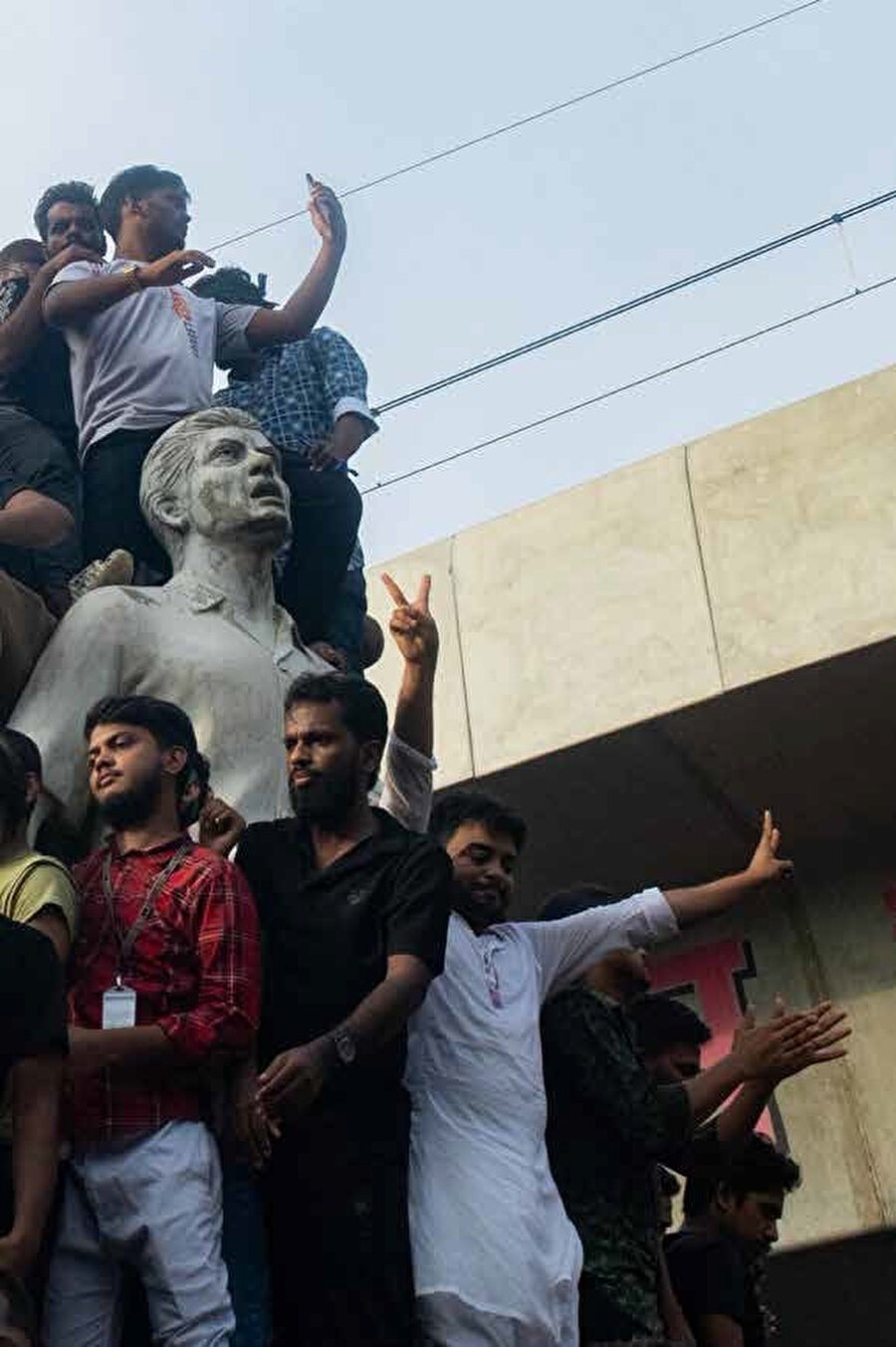  Siyasi liderler de 1971'i pozisyonlarını meşrulaştırma, destek sağlama ve muhalefet partilerini gayrimeşru gösterme aracı olarak kullanıyorlar.