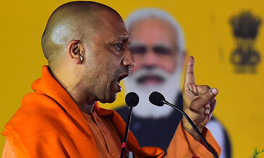 Uttar Pradeş başbakanı olan Hindu rahip Yogi Adityanath, restoran çalışanlarının isimlerinin açıklanması zorunluluğu politikasını ilk tanıtan isim. BJP'deki en katı liderlerden biri olan Adityanath, 2017'de başbakan olduğundan beri, Müslümanları hedef almak veya Müslüman karşıtı komplo teorilerini körüklemekle suçlanan bir dizi politika başlattı.