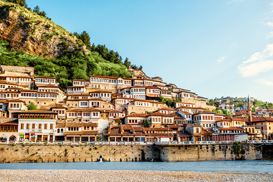 Berat’ı gezmek için kalesinden (Berat Castle) başlamak en iyi fikir, ayaklarınızdaki derman durumunu ölçüp-tartarak şehrin kalanını dolaşmak için hesap yapabilirsiniz