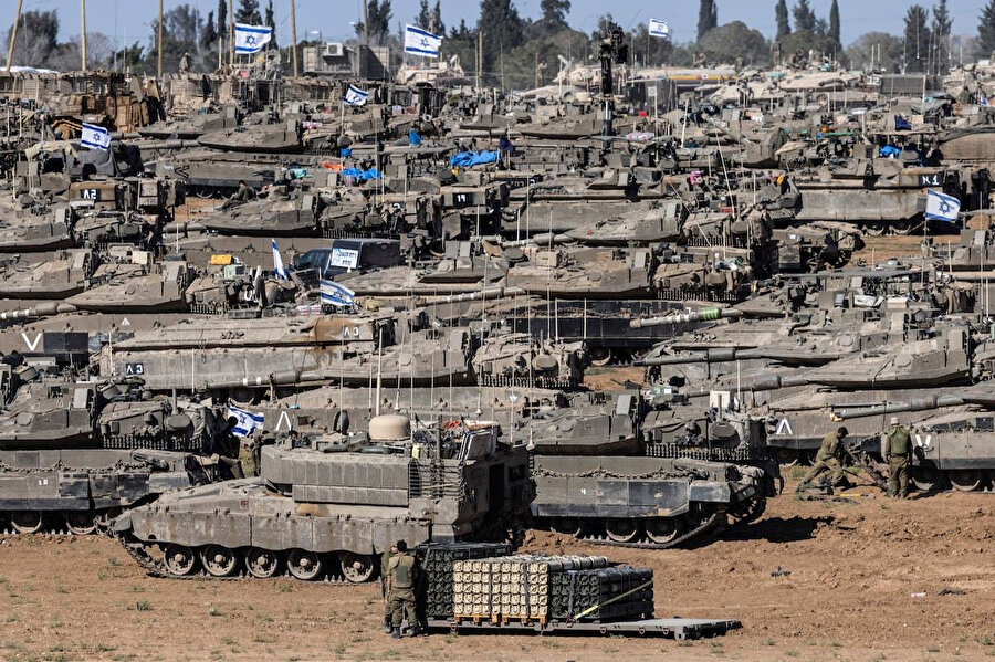 Fransa Cumhurbaşkanı Emmanuel Macron, bir yıldır Gazze'yi bombalayan ve geçtiğimiz günlerde Lübnan'a yönelik askerî operasyon başlatan İsrail'e silah sevkiyatının durdurulması çağrısında bulundu. Ve geçen hafta başında kaydedilen röportajda, "Fransa hiçbir silah teslim etmiyor" dedi.