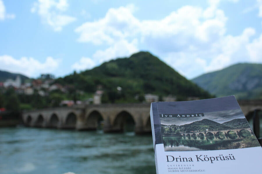 Ivo Andriç'in Drina Köprüsü isimli eseri, Balkanlar'ın tarihini bir köprünün hikâyesiyle özdeşleştirerek anlatıyor.