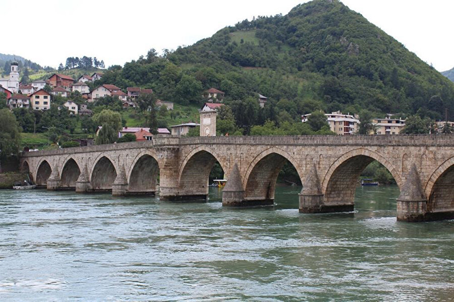 Günümüzde Bosna Hersek'in Sırp bölgesinde yer alan Drina Köprüsü, görebilene çok şey anlatıyor.