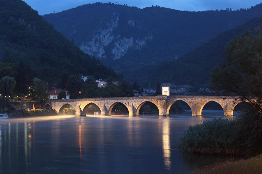 Drina Köprüsü, geceleyin doyumsuz bir görüntü sunuyor.
