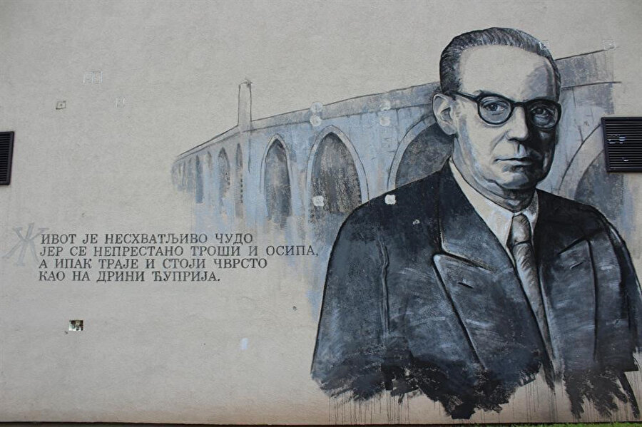 Vişegrad'ın her yerinde Ivo Andriç'i hatırlatan bir şeye rastlamak mümkün.