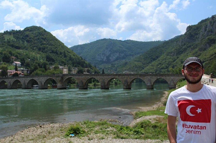 Vişegrad sokaklarında Türk bayraklı bir tişörtle gezmek, Sırpların öfkeli bakışlarının size çevrilmesine yol açabiliyor.