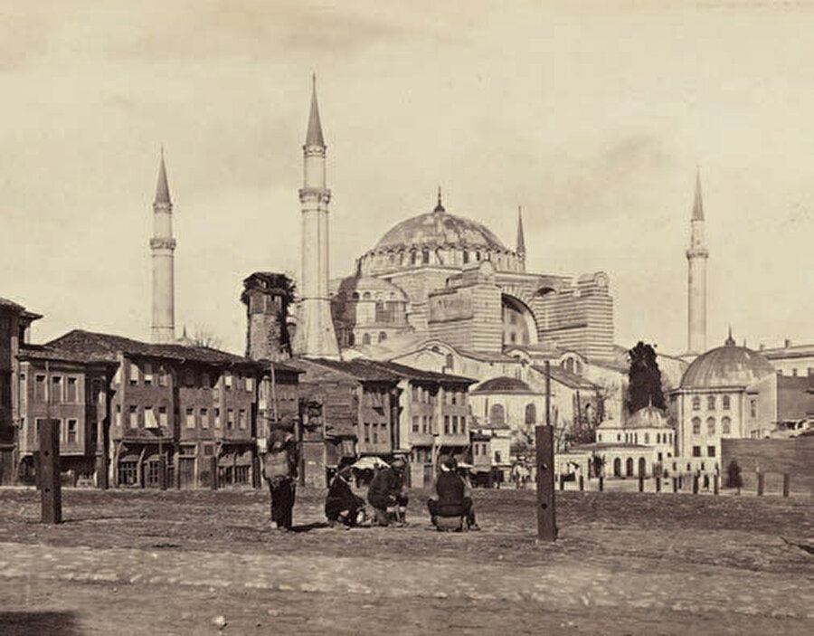 "Ahmet Mithat Efendi, kendisine yedi senedir oğulluk eden, en sevdiği şair ve kıymettar damadı Muallim Naci’nin vefatından pek müteellim olmuş, hatta bir ara sinir hastalığına uğramıştır."