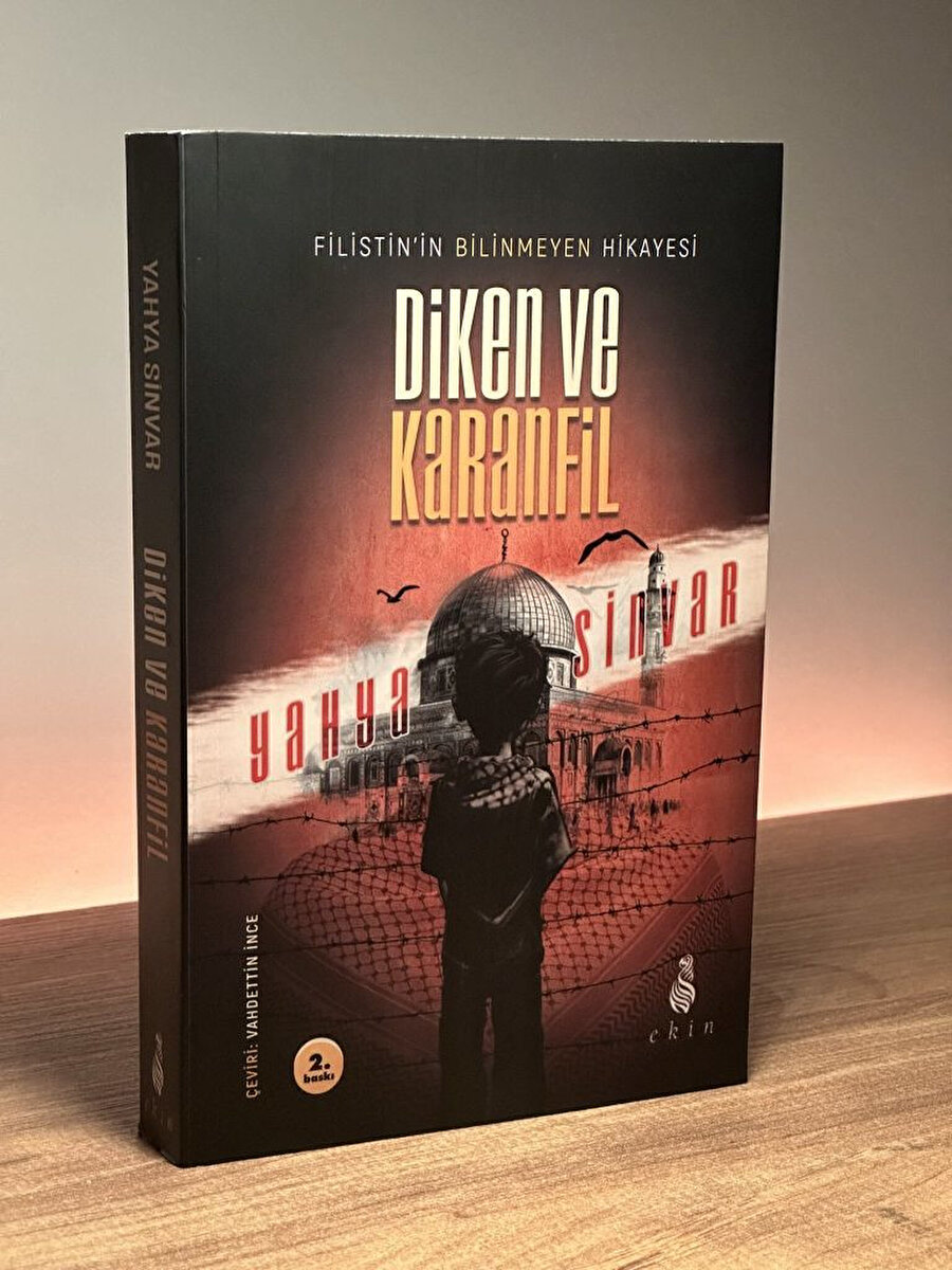 Sinvar'ın kaleme aldığı "Diken ve Karanfil" kitabı Türkçeye de çevrildi.