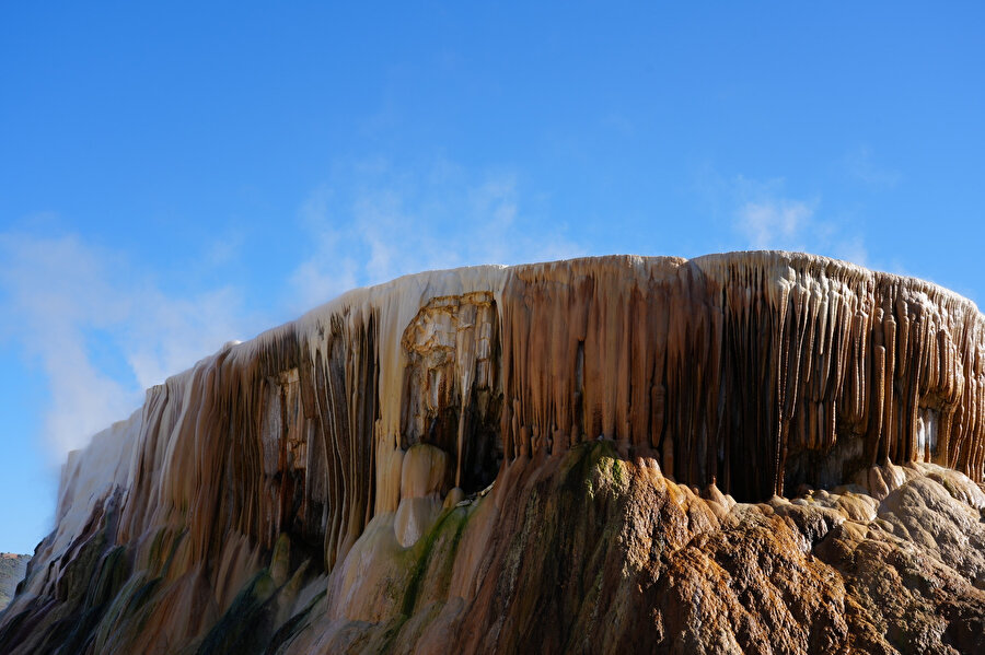 Şifa kaynağı olarak görülen bu sular,​ sağlık turizmine de katkı sağlıyor.