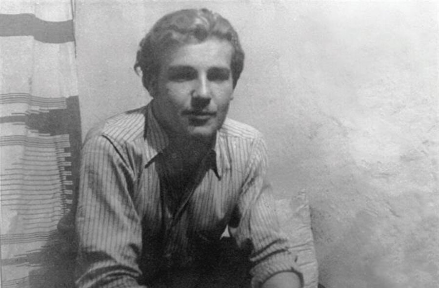 Aliya İzetbegoviç, Mladi Müslümani teşkilatına çok genç yaşta girmişti.