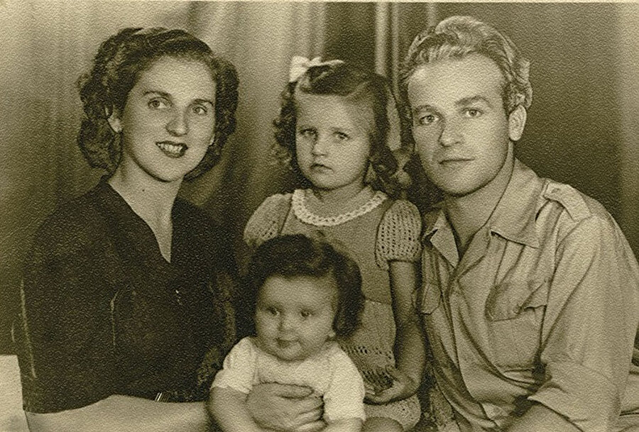 Aliya, eşi Halida ve kızları Leyla ve Sabina ile beraber.