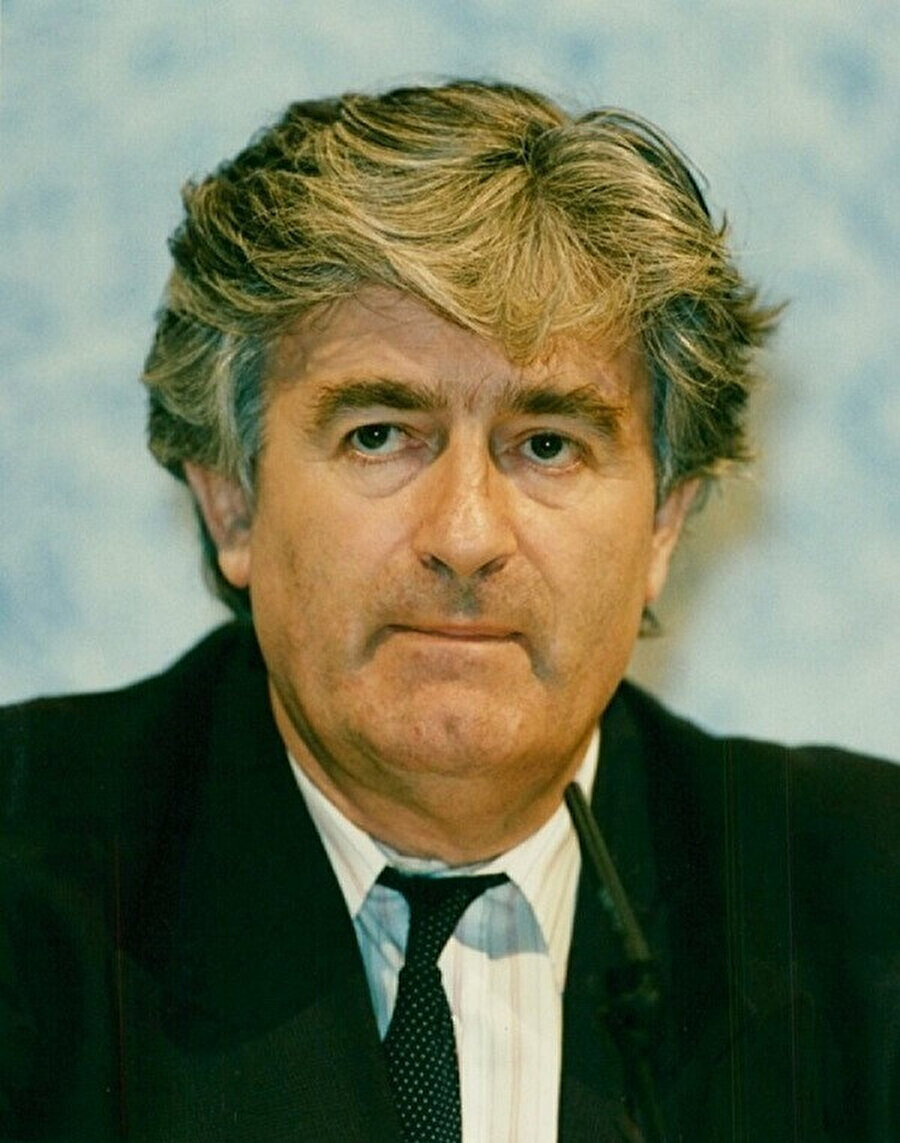 Bu fotoğraf hakkında bir şeyler yazBosna Sırp Cumhuriyeti Cumhurbaşkanı Radovan Karadzic.
