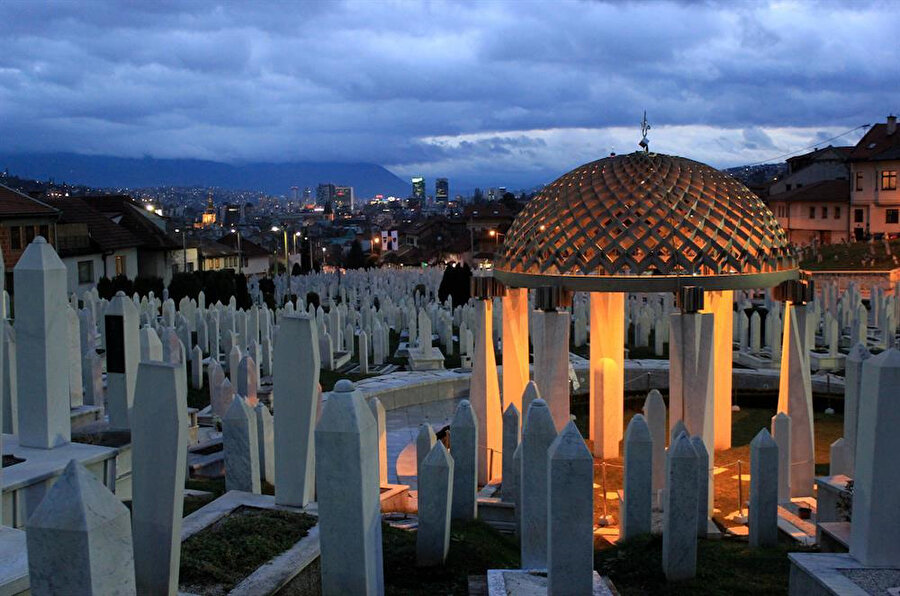78 yaşında hayatını kaybeden Aliya İzetbegoviç'in kabri, Kovaçi Şehitliği'ndeki bu demir kubbenin altında.