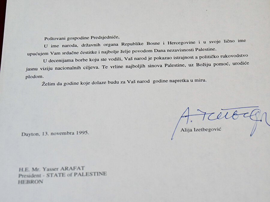 İzetbegoviç'in Arafat'a yazdığı ve Bosna Hersek Devlet Arşivi'nde bulunan mektup.