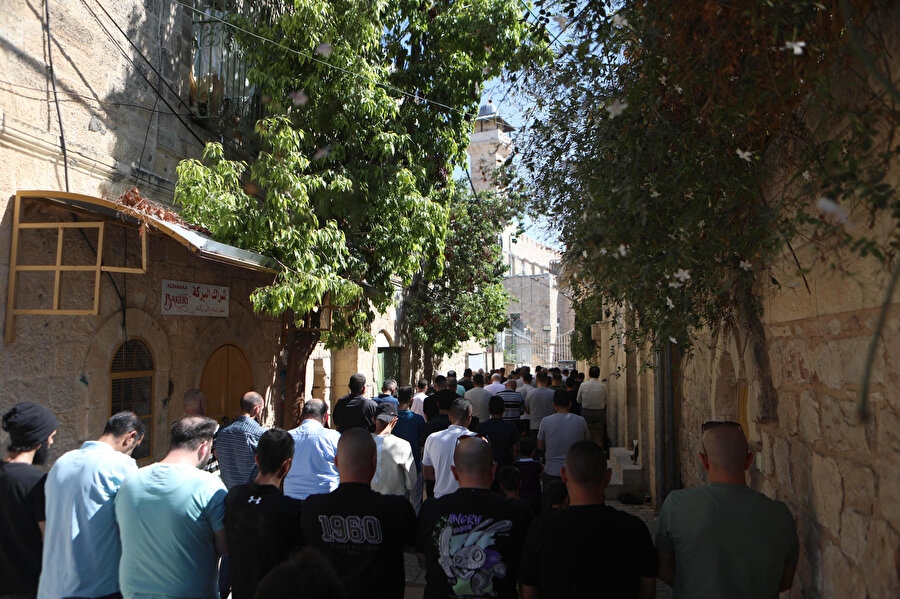 İsrail güçlerinin Yahudilerin dinî bayramları nedeniyle Hz. İbrahim Camii'ni Müslümanlara kapatmasına tepki gösteren Filistinliler, cuma namazlarını cami çevresindeki sokakta kılıyor.