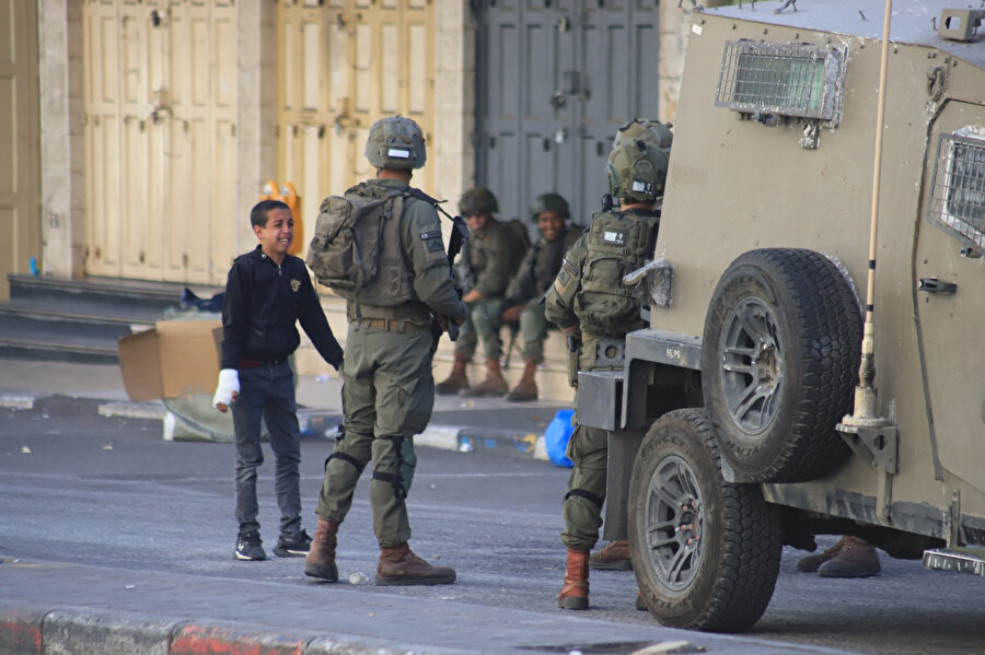 İşgalci İsrail askerleri El Halil kentinin Vadi et-Tuffah caddesine düzenledikleri baskında bir çocuğu da göz altına aldı.
