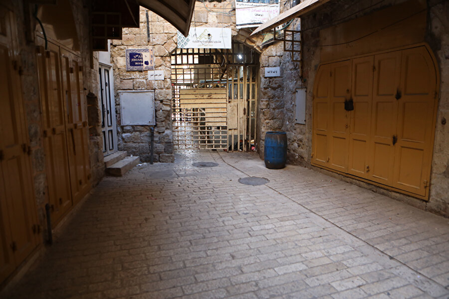 Filistinlilere kapanan El Halil sokakları.
