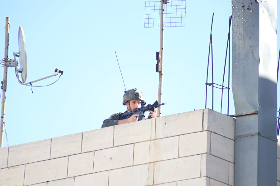El Halil'de herhangi bir binanın çatısında konuşlanan işgal askeri.