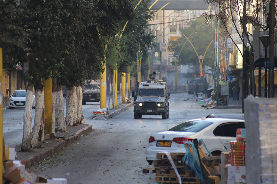 El Halil sokaklarında devriye atan İsrail araçları.