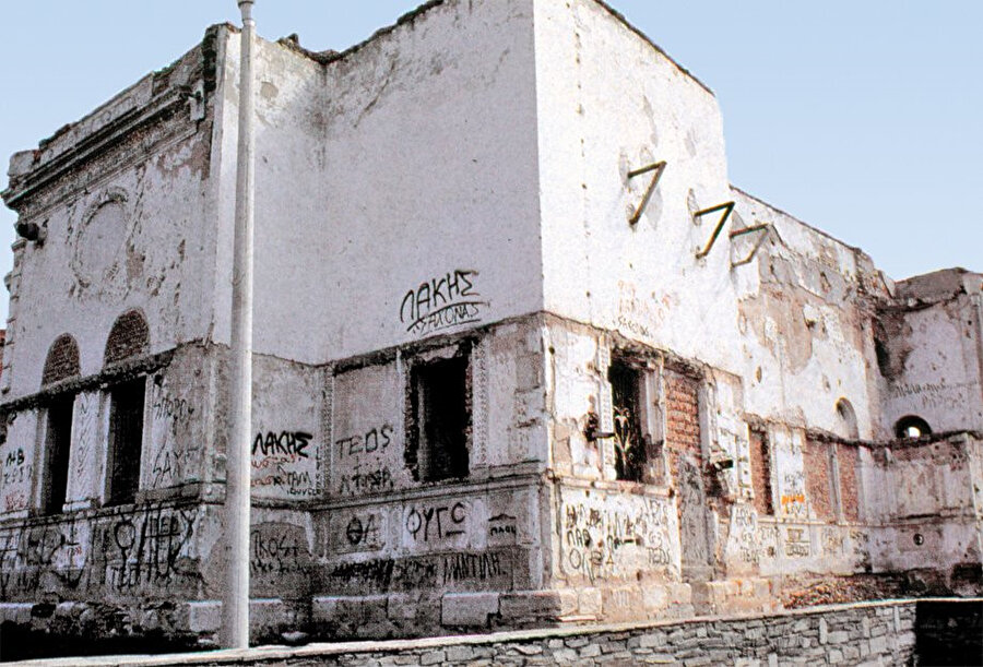Evrenos Bey Türbesi, 2006 yılında restore edilmeden önce çok kötü bir durumdaydı.
