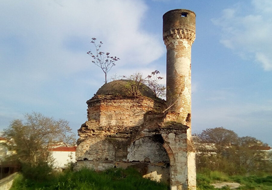Yanniçe içerisinde kalan Ahmet Bey Camii, bugün hâlen harabe haldedir.