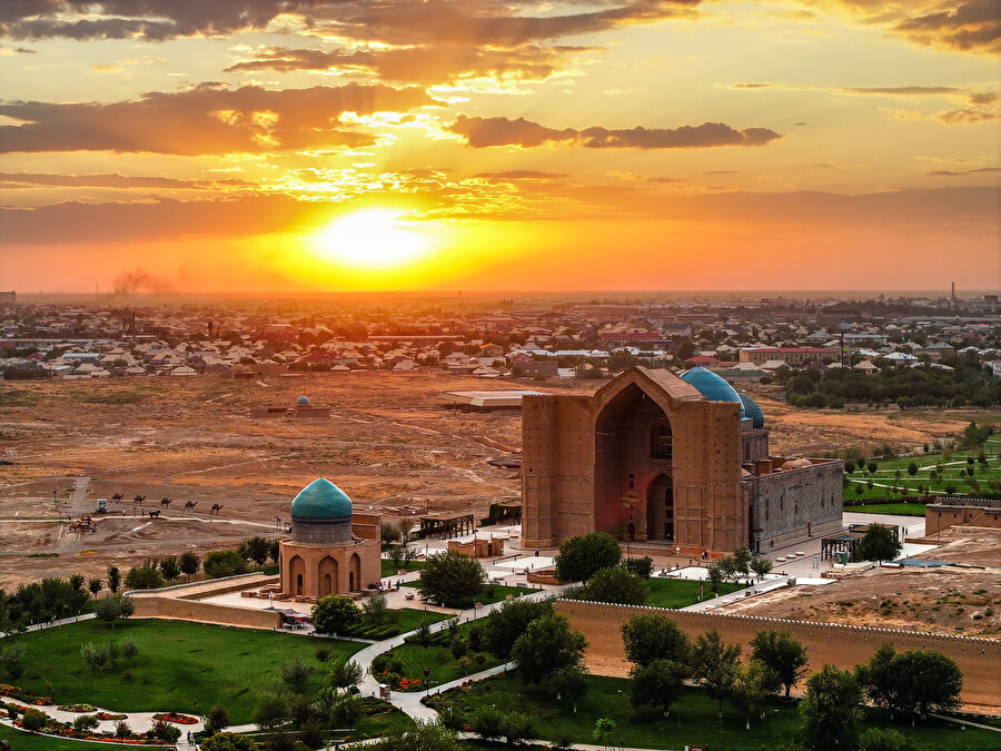 Türk dünyasının manevi başkenti Türkistan, tarihi zenginlikleriyle büyülüyor.