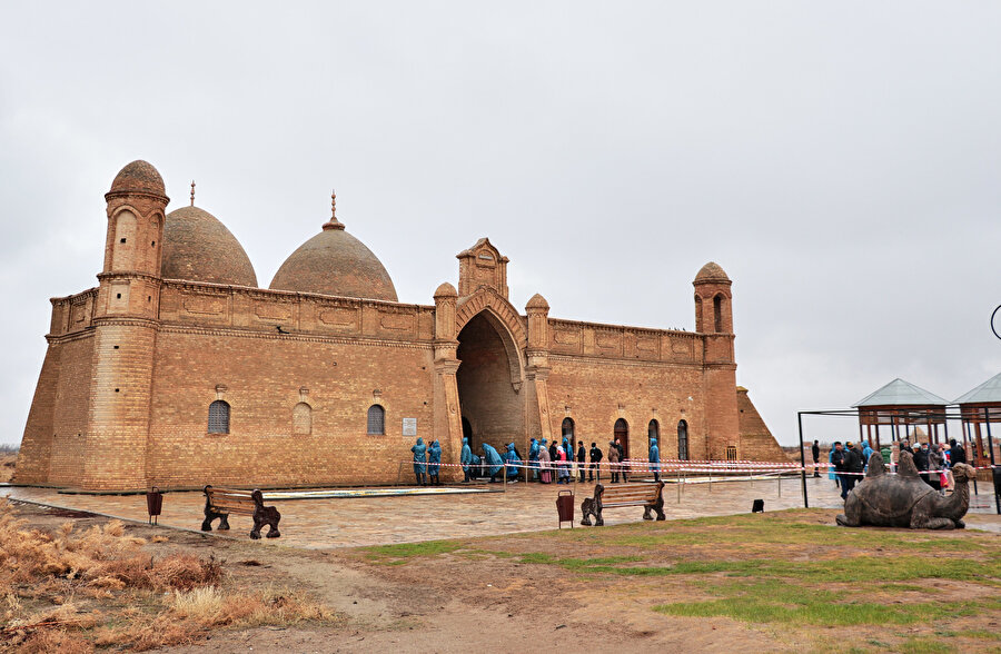 14. yüzyılda Emir Timur tarafından inşa edilen Arslan Baba Türbesi (Arystan Bab)