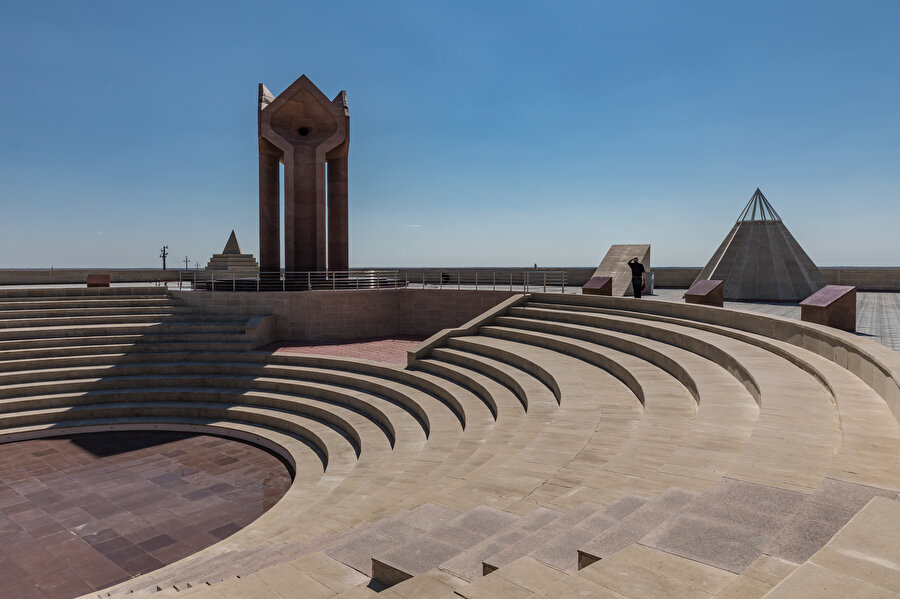 Kazakistan’ın başkenti Astana’dan 1350 kilometre uzaklıktaki Kızılorda şehrinde bulunan Dede Korkut Anıtı, 1980 yılında inşa edildi. Anıt, Dede Korkut’un çalgısı olan kopuz formunda ve12 metre yüksekliğe sahip.