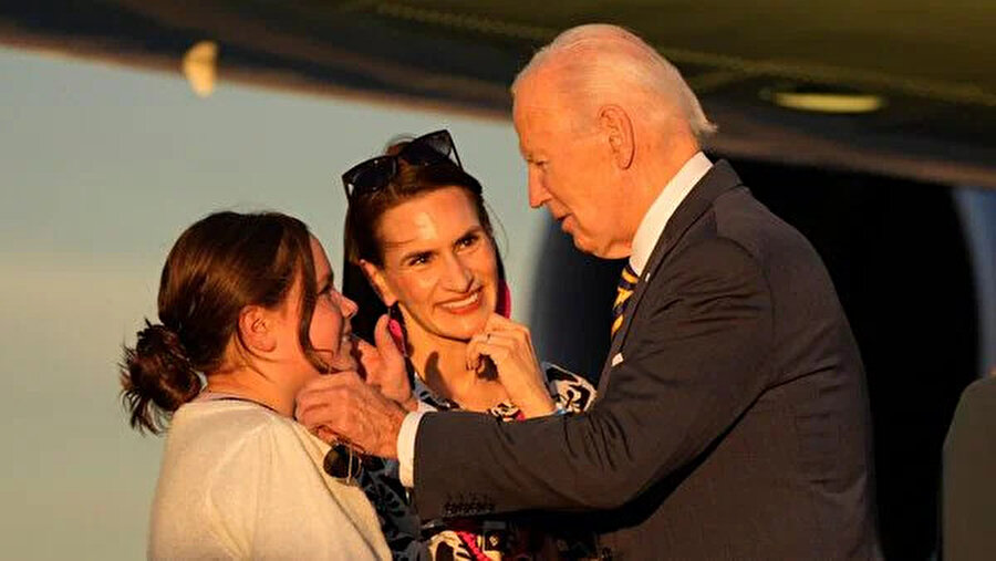 Başkan Joe Biden, 24 Ekim 2024 Perşembe, Phoenix'teki Phoenix Sky Harbor Uluslararası Havaalanına vardığında insanları selamlıyor.