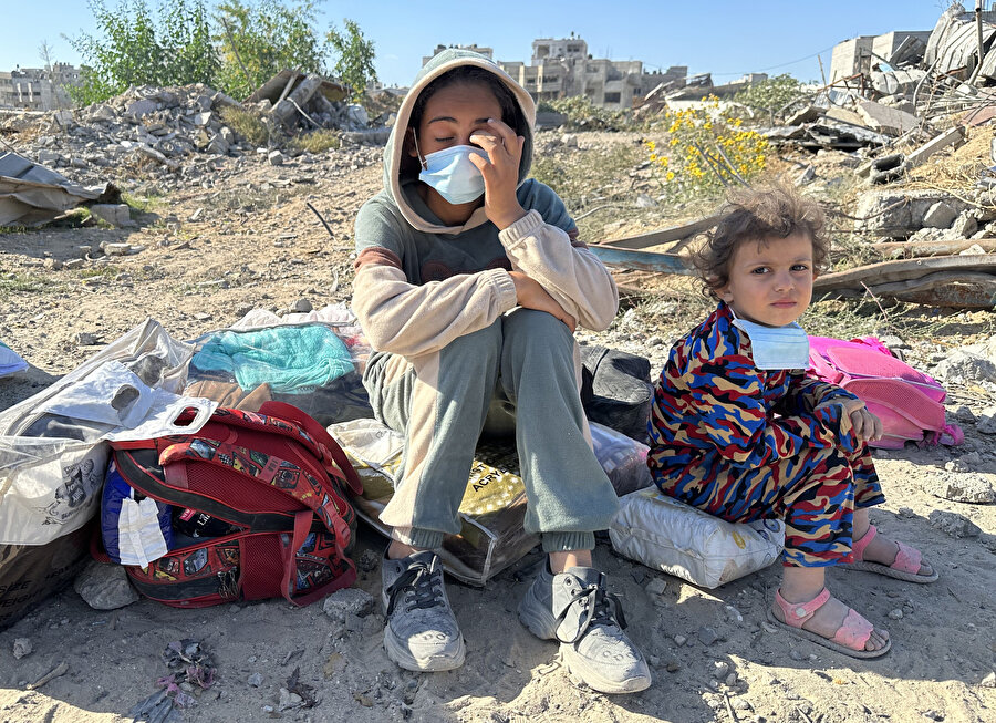 Beyt Lahiya'daki Filistinli çocuklar Gazze'nin güneyine göç ediyor.