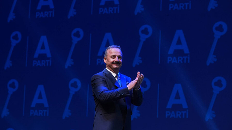 Yavuz Ağıralioğlu A parti tanıtım toplantısındayken