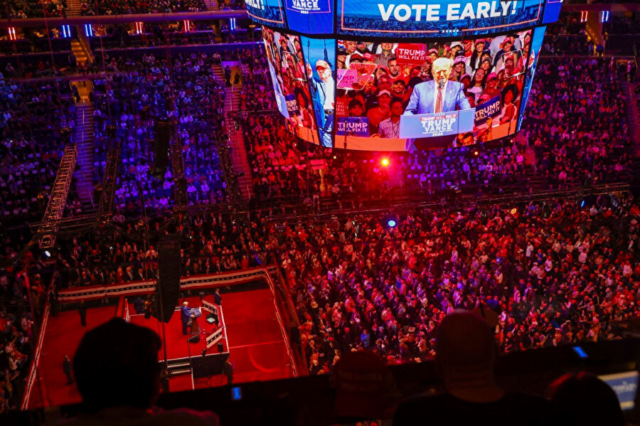 ABD başkan adayı New York'taki Madison Square Garden'da konuşma yaparken.