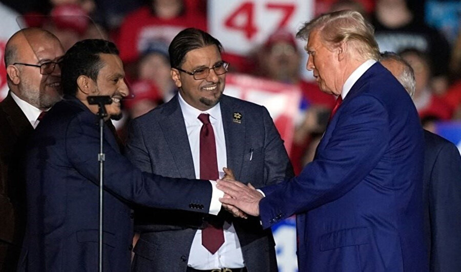 Trump Michigan'daki mitinginde Müslüman liderle el sıkışıyor.