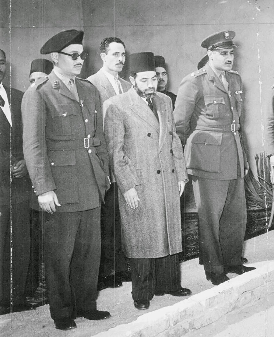 Cemal Abdünnâsır (sağda) ve Hasan el-Bennâ'nın ağabeyi Abdurrahman el-Bennâ (ortada), Hasan el-Bennâ'nın kabrinin önünde.