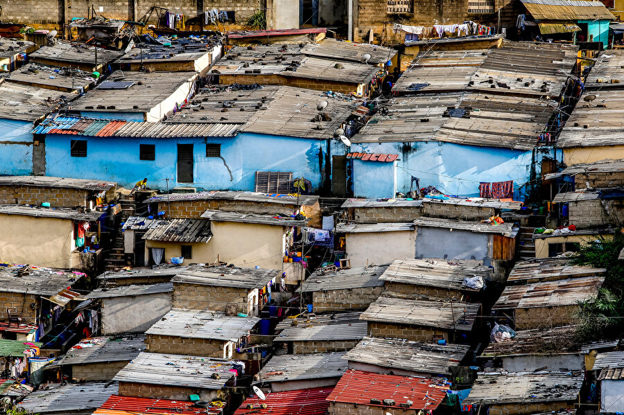 Abidjan’da, biraz tefekkür ettiğimizde aslında dünyanın kapital ve emperyal hikâyesini daha net görmeye kapı aralıyoruz.