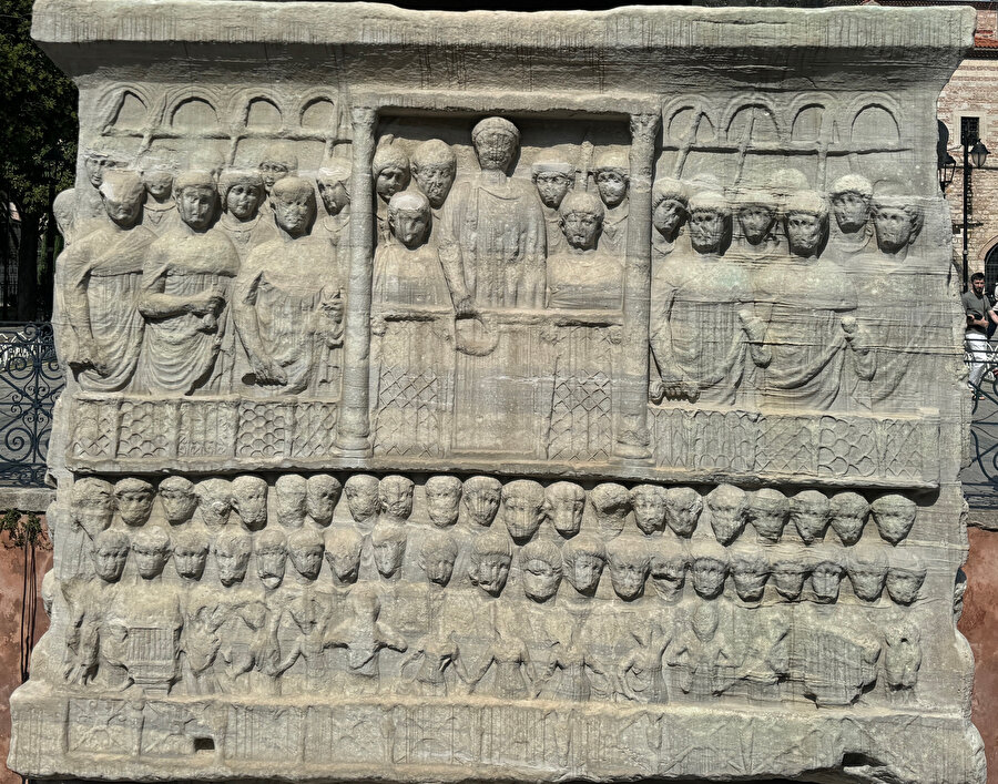 Dikilitaş kaidesinin Sultanahmet Camii’ne bakan cephesi.