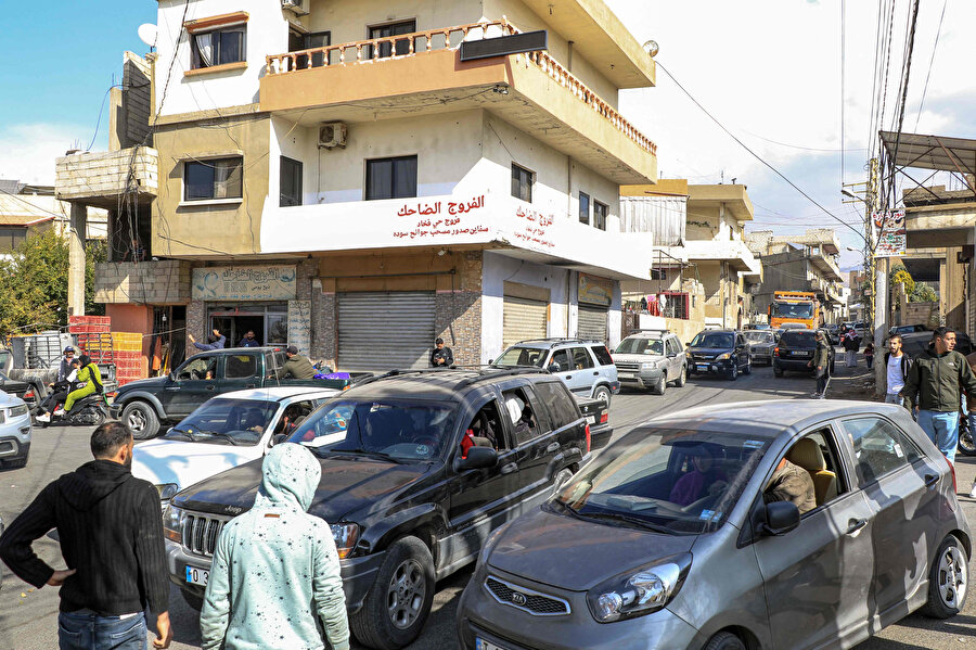 İsrail'in bombalama açıklamasının ardından, Lübnan'ın doğusundaki Baalbek kentinin sakinleri Bekaa Vadisi'nden tahliye edilirken araçlar yol boyunca yoğunlaşıyor, 30 Ekim 2024.