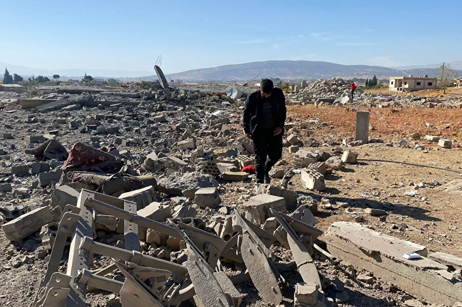 İsrail'in Baalbek yakınlarındaki Hufair köyüne düzenlediği hava saldırısı alanındaki yıkım, 29 Ekim 2024. 