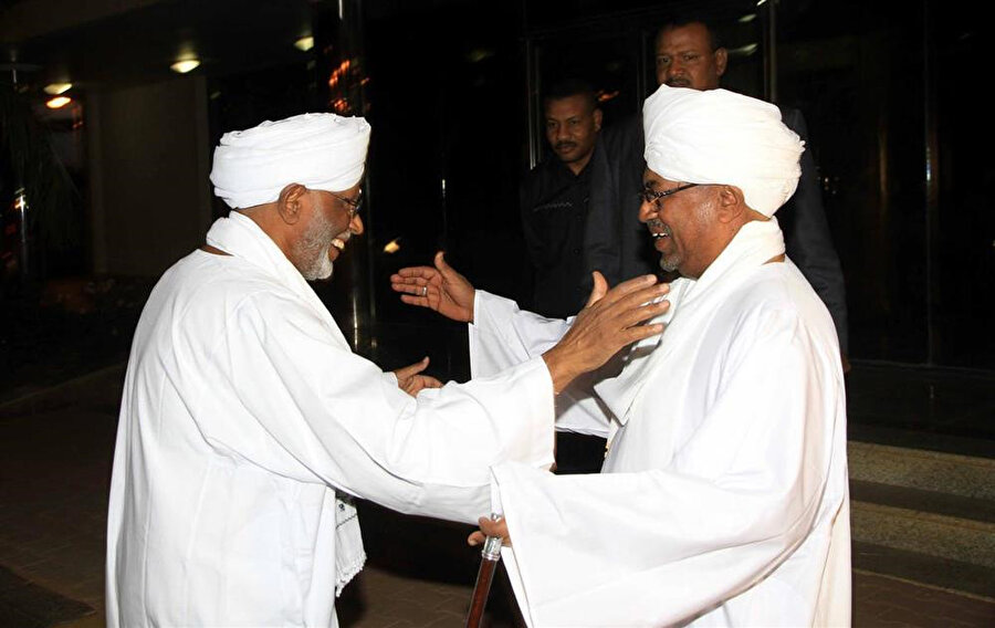 Hasan Turabi ile Sudan Devlet Başkanı Ömer Beşir arasındaki ilişki, dalgalı ve istikrarsız bir seyir izledi.