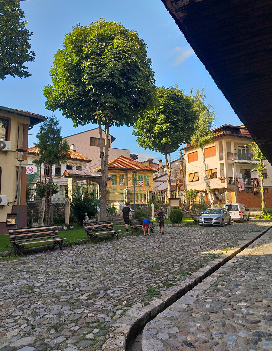 Bayraklı Camii avlusu