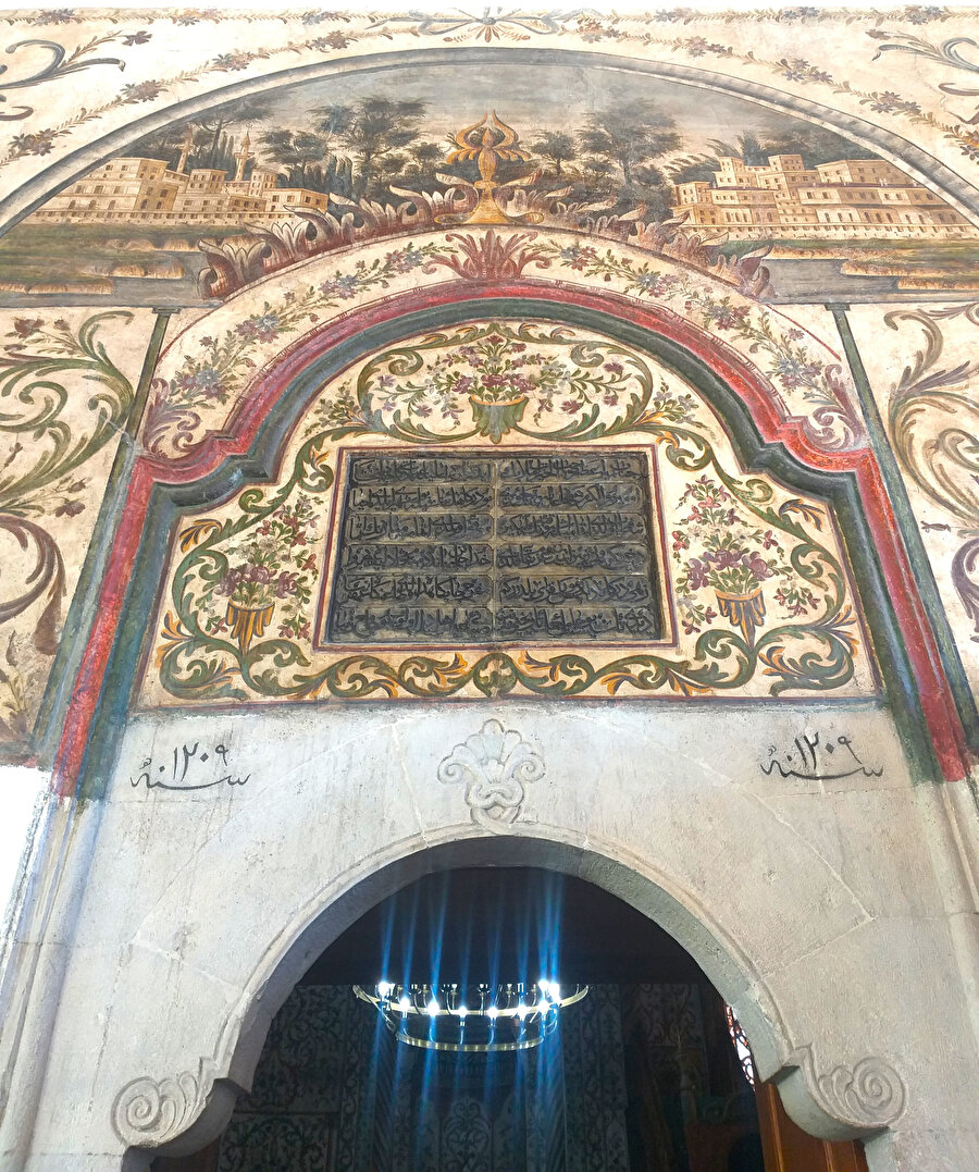 Ethem Bey Camii'nin iç kapısı girişi