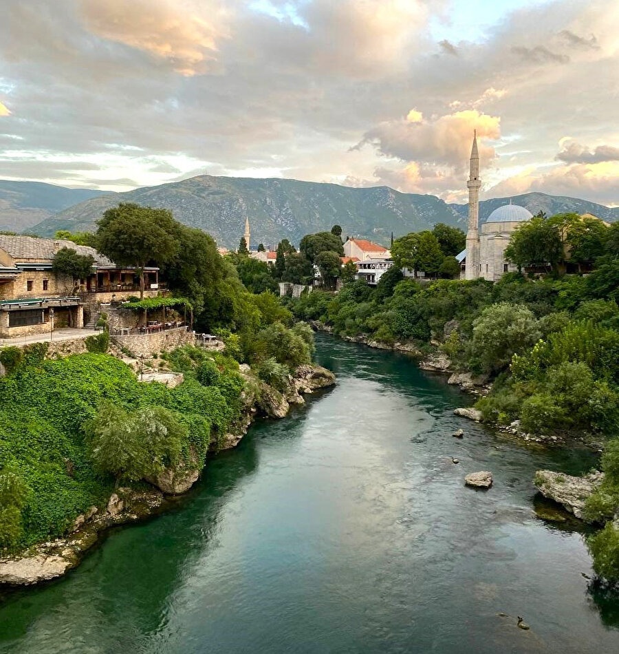 Koski Mehmed Paşa Camii'ne Mostar Köprüsü'nden bakış