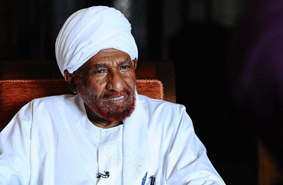 Ümmet Partisi, daha önce, iki kez Sudan Başbakanı olarak görev yapmış ve bir kez parti içi çatışma ve bir kez de askeri darbeyle görevden alınmış olan Sadık el-Mehdî tarafından yönetiliyordu.